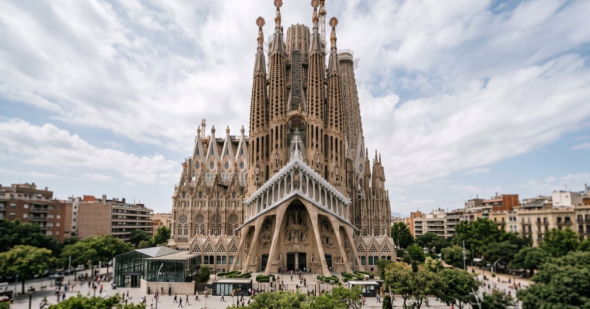 Architecture Antoni Gaudí : façade organique aux formes ondulantes et mosaïques colorées