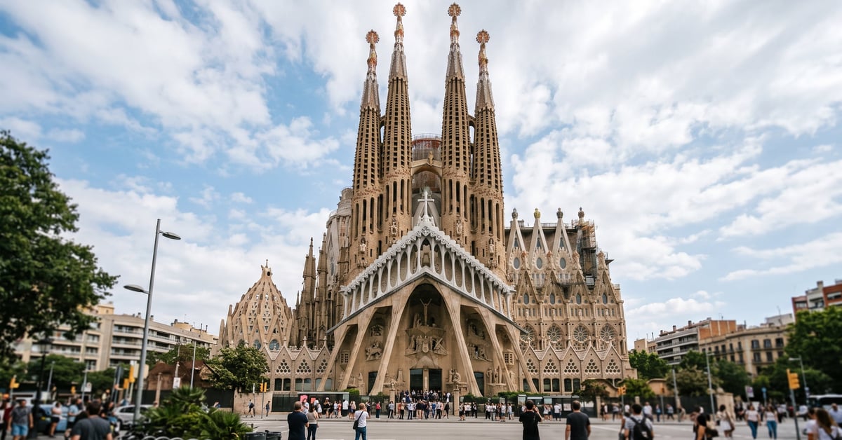 Architecture Gaudí : façade organique de la Sagrada Família à Barcelone, symbole du génie catalan